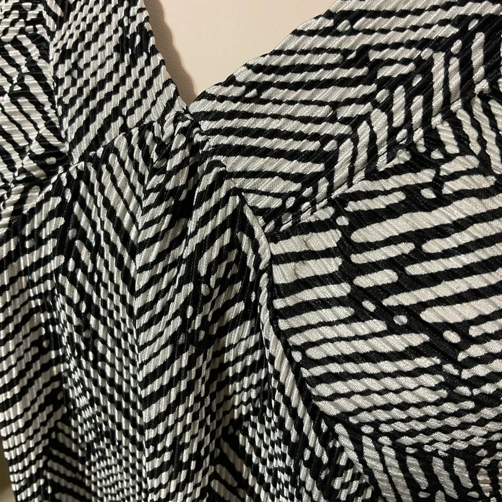 Sag Harbor Black & White Short Sleeve V-neck Blouse